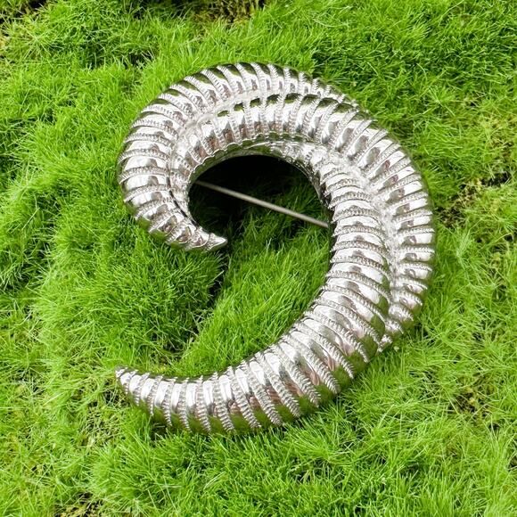 Monet Rams Horn Brooch Vintage Silver Tone Modernist Ribbed C-Shaped Pin Signed - Picture 3 of 13